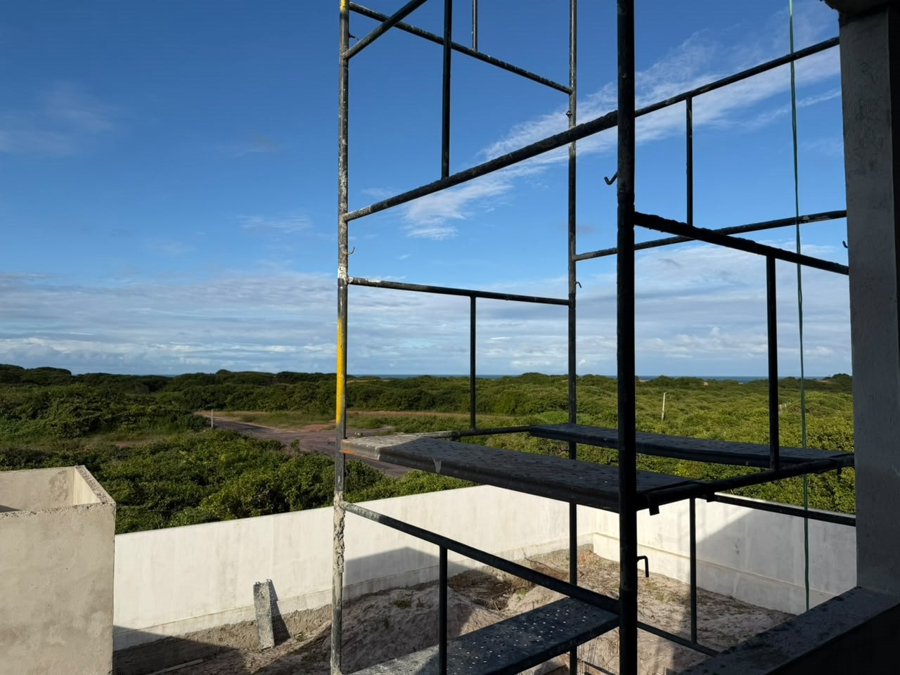 Obra em execução com andaimes, vista da cobertura