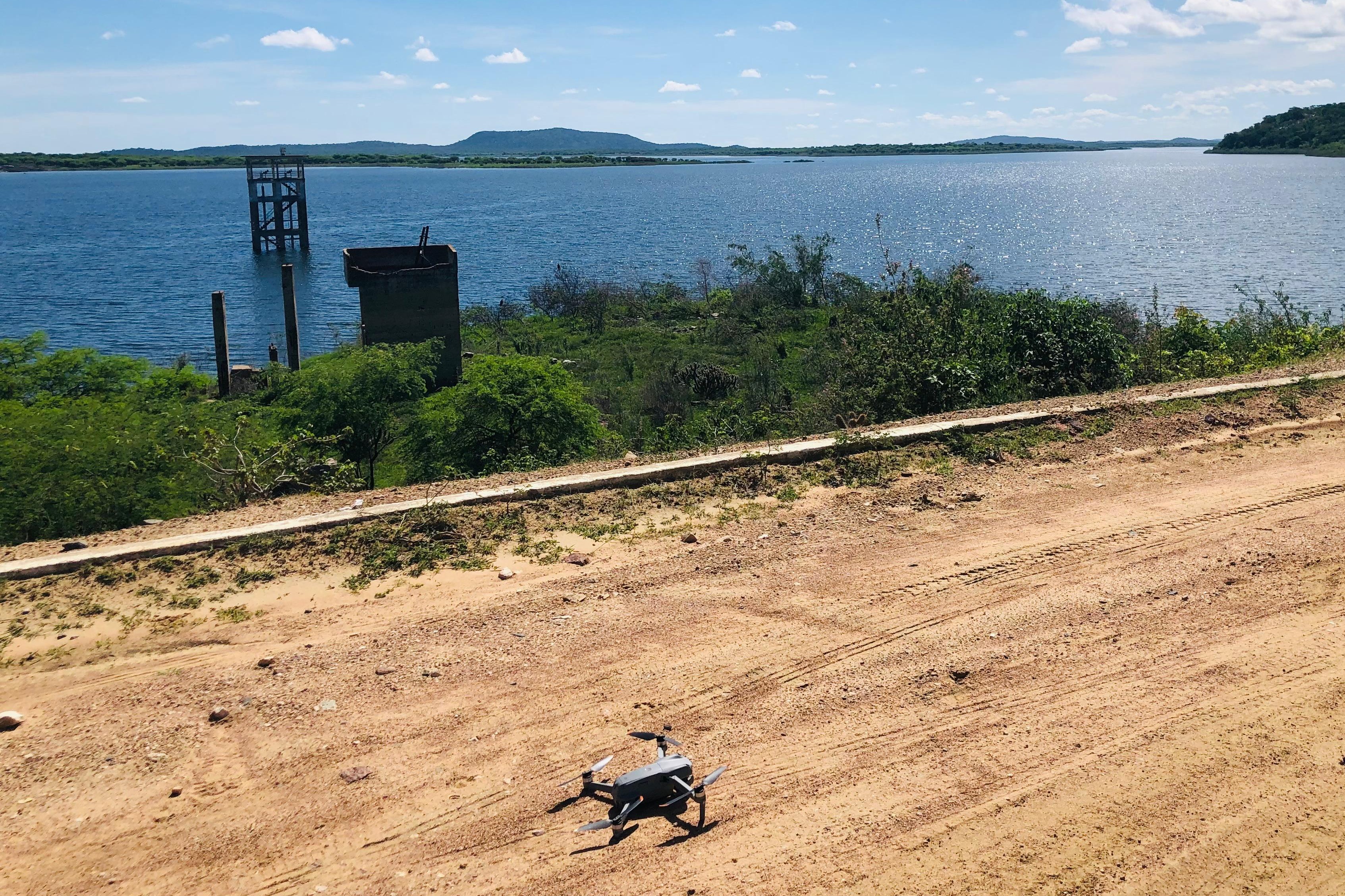 Drone da RMK Engenharia pronto para voo às margens de um reservatório